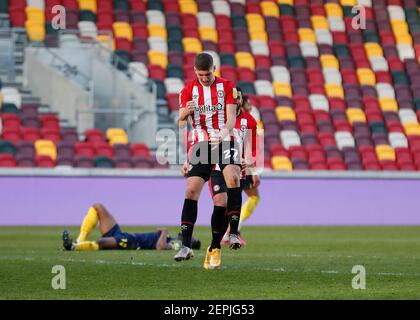 Brentford Community Stadium, London, Großbritannien. Februar 2021, 27th. English Football League Championship Football, Brentford FC gegen Stoke City; Vitaly Janelt von Brentford feiert nach Scoring seiner Seiten 1st Tor in der 56th Minute, um es 1-1 Credit: Action Plus Sports/Alamy Live News Stockfoto