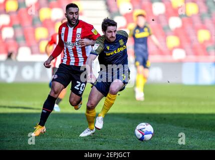 London, Großbritannien. Februar 2021, 27th. Saman Ghoddos von Brentford FC Schatten Joe Allen von Stoke City während der EFL Sky Bet Championship Spiel zwischen Brentford und Stoke City im Brentford Community Stadium, London, England am 27. Februar 2021. Foto von Phil Hutchinson. Nur redaktionelle Verwendung, Lizenz für kommerzielle Nutzung erforderlich. Keine Verwendung bei Wetten, Spielen oder Veröffentlichungen einzelner Vereine/Vereine/Spieler. Kredit: UK Sports Pics Ltd/Alamy Live Nachrichten Stockfoto