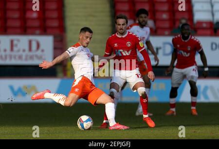 Blackpool Jerry Yates und Charlton Athletic Andrew Shinnie während der Sky Bet League ein Spiel im Valley, London. Bilddatum: Samstag, 27. Februar 2021. Stockfoto