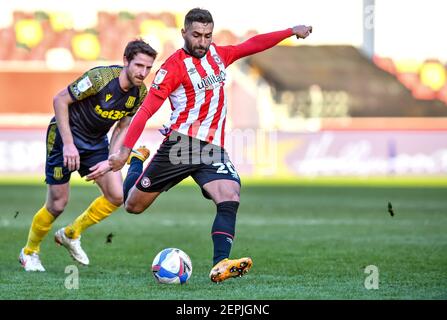 London, Großbritannien. Februar 2021, 27th. Saman Ghoddos von Brentford FC während des EFL Sky Bet Championship Matches zwischen Brentford und Stoke City im Brentford Community Stadium, London, England am 27. Februar 2021. Foto von Phil Hutchinson. Nur redaktionelle Verwendung, Lizenz für kommerzielle Nutzung erforderlich. Keine Verwendung bei Wetten, Spielen oder Veröffentlichungen einzelner Vereine/Vereine/Spieler. Kredit: UK Sports Pics Ltd/Alamy Live Nachrichten Stockfoto