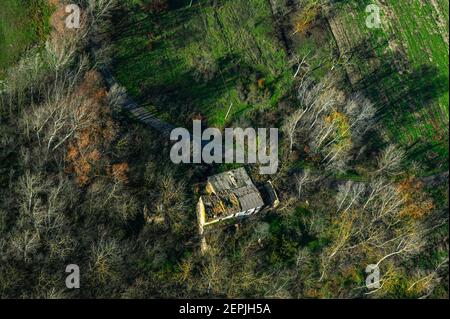 Luftaufnahme der zerstörten Gehäuse in der Landschaft Stockfoto