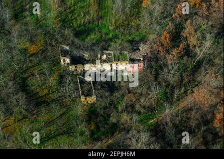 Luftaufnahme der zerstörten Gehäuse in der Landschaft Stockfoto