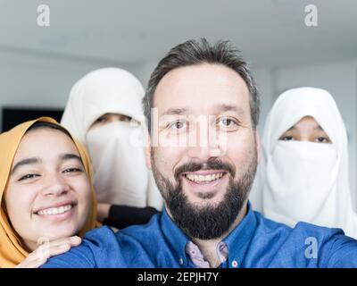 Muslimischer Mann mit 4 Ehefrauen Porträt, Qualität Foto Stockfoto