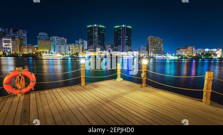 Dubai, VAE, 23. November 2020: Al Seef Dubai Creek bei Nacht. Öffentliche Wasserbeförderung verbindet mehrere Bezirke wie Business Bay und Marina. Stockfoto