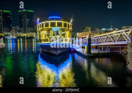 Dubai, VAE, 13. November 2020: Blick auf den Dubai Creek im alten Dubai in Al Seef. Schöne Aussicht auf eine angedockte Yacht mit einer atemberaubenden Reflexion auf dem Wat Stockfoto