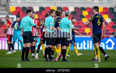 London, Großbritannien. Februar 2021, 27th. Das Ende des EFL Sky Bet Championship-Spiels zwischen Brentford und Stoke City im Brentford Community Stadium, London, England am 27. Februar 2021. Foto von Phil Hutchinson. Nur redaktionelle Verwendung, Lizenz für kommerzielle Nutzung erforderlich. Keine Verwendung bei Wetten, Spielen oder Veröffentlichungen einzelner Vereine/Vereine/Spieler. Kredit: UK Sports Pics Ltd/Alamy Live Nachrichten Stockfoto