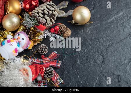 Bündel von Weihnachtsschmuck auf dunklem Hintergrund Stockfoto