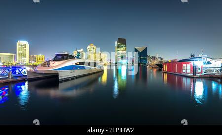 Dubai, VAE, 13. November 2020: Blick auf den Dubai Creek im alten Dubai in Al Seef. Schöne Aussicht auf eine angedockte Yacht mit einer atemberaubenden Reflexion auf dem Wat Stockfoto