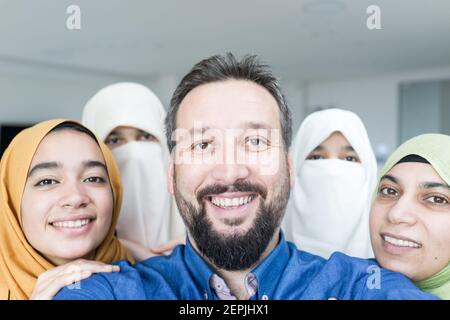 Muslimischer Mann mit 4 Ehefrauen Porträt, Qualität Foto Stockfoto