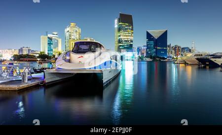 Dubai, VAE, 13. November 2020: Blick auf den Dubai Creek im alten Dubai in Al Seef. Schöne Aussicht auf eine angedockte Yacht mit einer atemberaubenden Reflexion auf dem Wat Stockfoto