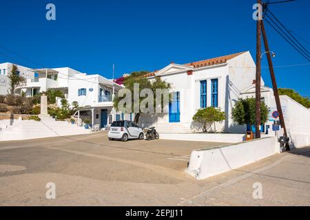 Folegandros, Griechenland - 25. September 2020: Gebäude der Grundschule in Chora auf der Insel Folegandros. Griechenland Stockfoto