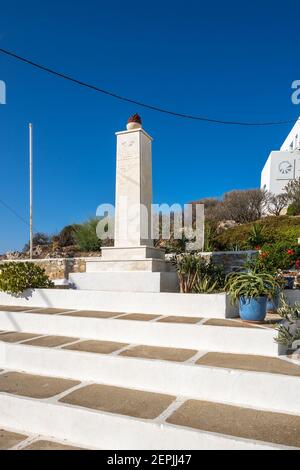 Folegandros, Griechenland - 25. September 2020: Marmorstatue im Zentrum von Chora auf der Insel Folegandros, Kykladen, Griechenland Stockfoto