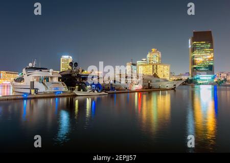 Dubai, VAE, 13. November 2020: Blick auf den Dubai Creek im alten Dubai in Al Seef. Schöne Aussicht auf eine angedockte Yacht mit einer atemberaubenden Reflexion auf dem Wat Stockfoto