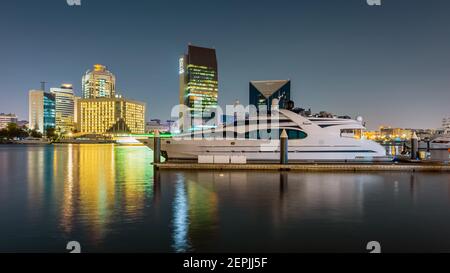 Dubai, VAE, 13. November 2020: Blick auf den Dubai Creek im alten Dubai in Al Seef. Schöne Aussicht auf eine angedockte Yacht mit einer atemberaubenden Reflexion auf dem Wat Stockfoto