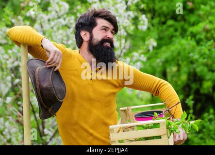 Frühjahrsfarmen. Öko-Farm. Bauer arbeitet im Garten. Bärtiger Mann, der sich auf die Pflanzung vorbereitet. Stockfoto