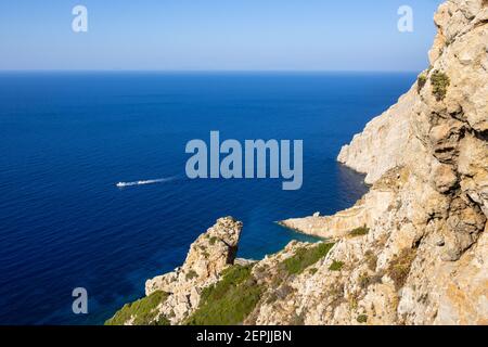 Meerblick im Zentrum von Chora auf der Insel Folegandros. Kykladen, Griechenland Stockfoto