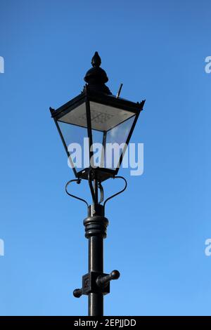 Alte Vintage-Metalllampe mit moderner LCD-Beleuchtungseinheit gesehen Gegen einen blauen Himmel Stockfoto