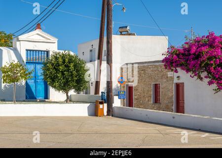 Folegandros, Griechenland - 25. September 2020: Typisch griechische Architektur der Insel Folegandros Stockfoto