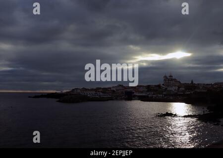 Küstenlandschaft mit der São Mateus Kirche Terceira Stockfoto