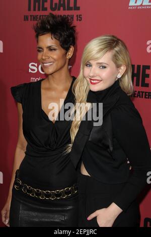 LOS ANGELES, CA - MÄRZ 05: Halle Berry Abigail Breslin kommt zur Premiere von Tri Star Pictures' 'The Call' im Arclight Theater am 5. März 2013 in Los Angeles, Kalifornien. Personen: Halle Berry Abigail Breslin Kredit: Storms Media Group/Alamy Live News Stockfoto