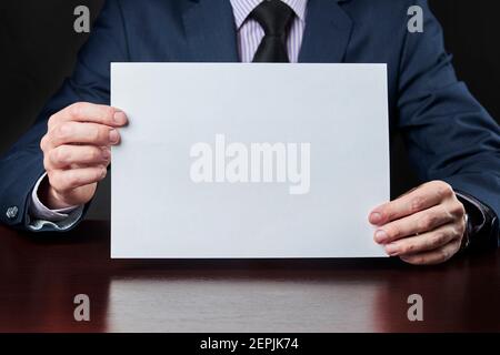 kaukasischen Geschäftsmann mit leerem Papier. Business-Informationen Mockup Stockfoto