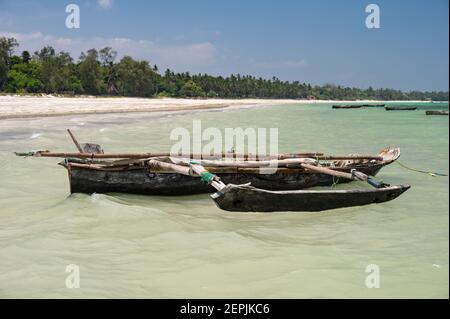 Ein traditionelles Fischerboot aus Mangobaum am Ufer mit Strand dahinter, Diani, Kenia, Ostafrika Stockfoto