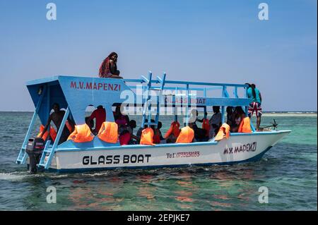 Touristen auf einem Glasbodenboot auf dem Weg zum Meer, Diani, Kenia Stockfoto