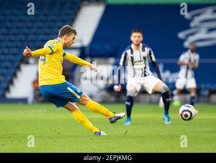 West Bromwich, West Midlands, Großbritannien. 27th. Februar 2021; The Hawthorns, West Bromwich, West Midlands, England; English Premier League Football, West Bromwich Albion gegen Brighton und Hove Albion; Adam Webster von Brighton und Hove Albion beim Überqueren des Balls in die WBA-Box Credit: Action Plus Sports Images/Alamy Live News Stockfoto