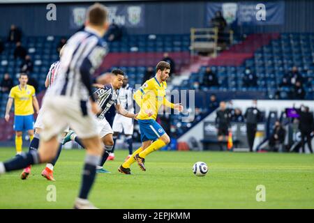 West Bromwich, West Midlands, Großbritannien. 27th. Februar 2021; The Hawthorns, West Bromwich, West Midlands, England; English Premier League Football, West Bromwich Albion gegen Brighton und Hove Albion; Pascal Grob von Brighton und Hove Albion über den Angriff mit dem Ball Kredit: Action Plus Sports Images/Alamy Live News Stockfoto