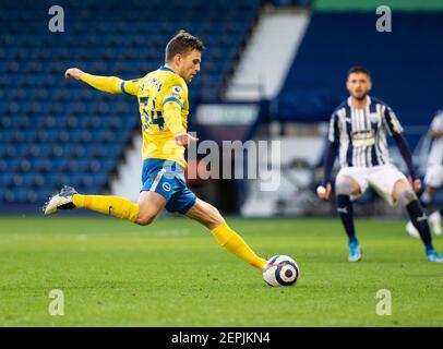 West Bromwich, West Midlands, Großbritannien. 27th. Februar 2021; The Hawthorns, West Bromwich, West Midlands, England; English Premier League Football, West Bromwich Albion gegen Brighton und Hove Albion; Joel Veltman von Brighton und Hove Albion beim Überqueren des Balls in die WBA-Box Credit: Action Plus Sports Images/Alamy Live News Stockfoto