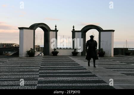 Statue von Vasco da Gama an der Hafenfront in Angra do Heroísmo, Terceira, Azures, Portugal Stockfoto