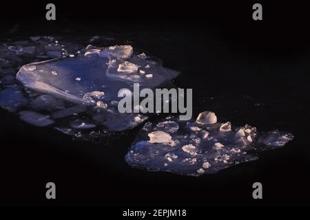 Echt schöne Wintereisstücke im tiefen dunklen Wasser Stockfoto