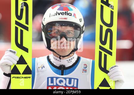 Oberstdorf, Deutschland. Februar 2021, 27th. Langlauf: Weltmeisterschaften, Skispringen - Normalschanze, Männer, 2nd Runden. Simon Ammann aus der Schweiz reagiert nach dem Sprung. Quelle: Daniel Karmann/dpa/Alamy Live News Stockfoto