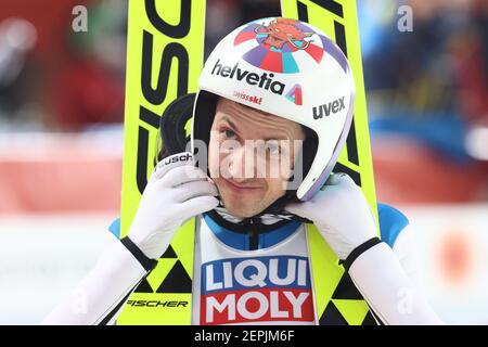 Oberstdorf, Deutschland. Februar 2021, 27th. Langlauf: Weltmeisterschaften, Skispringen - Normalschanze, Männer, 2nd Runden. Simon Ammann aus der Schweiz reagiert nach dem Sprung. Quelle: Daniel Karmann/dpa/Alamy Live News Stockfoto