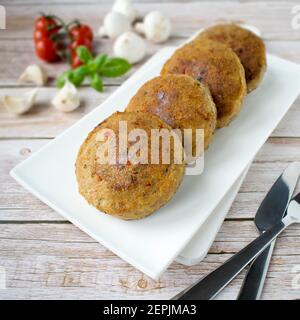 Hackfleischschnitzel mit Pilzen und Pfeffer. Stockfoto