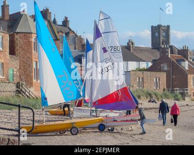 Pico und Topper Segelboote werden für den Start in West Bay, neben dem Hafen, North Berwick vorbereitet Stockfoto