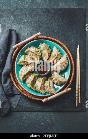 Asiatische Potsticker Knödel Gyoza mit Soja-Sauce Stockfoto