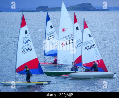 Laser und Topper Segelboote, Segeln in West Bay, North Berwick Stockfoto