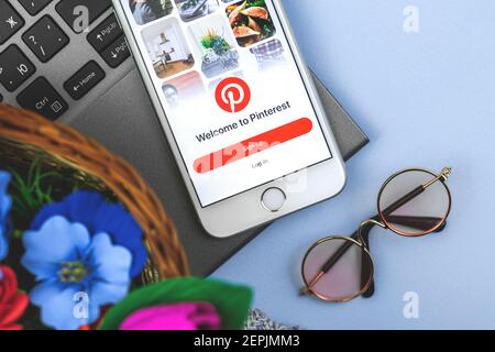Charkov, Ukraine - 27. Februar 2021: Pinterest-Anwendung Logo auf Smartphone-Bildschirm, Apple iPhone mit Internet Social Service, Bilder suchen Stockfoto