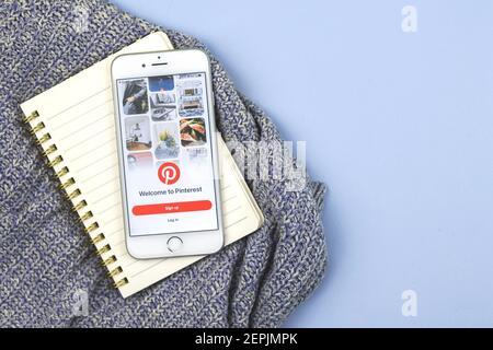 Kharkov, Ukraine - 27. Februar 2021: Pinterest App auf dem Bildschirm, kreative flache Lay-Komposition auf Apple iPhone Bildschirm, Arbeitsbereich Hintergrundbild Foto Stockfoto