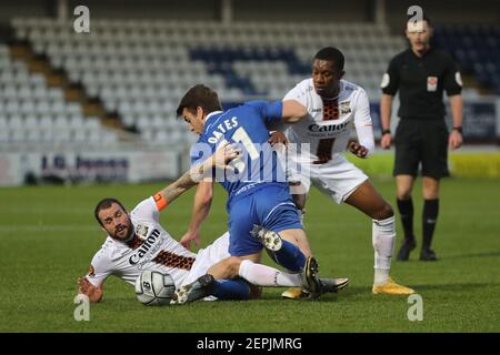 HARTLEPOOL, ENGLAND. FEB 27th Hartlepool United's Rhys Oates Barrow Barnett's James Dunne und Alexander McQueen während des Vanarama National League Spiels zwischen Hartlepool United und Barnett im Victoria Park, Hartlepool am Samstag, 27th. Februar 2021. (Kredit: Mark Fletcher, Mi News) Kredit: MI Nachrichten & Sport /Alamy Live Nachrichten Stockfoto