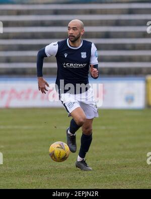 Cappielow Park, Greenock, Inverclyde, Großbritannien. Februar 2021, 27th. Scottish Championship Football, Greenock Morton gegen Dundee FC; Liam Fontaine von Dundee schreitet mit dem Ball voran Credit: Action Plus Sports/Alamy Live News Stockfoto