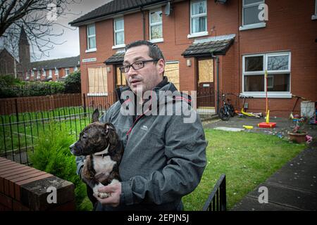 EAST BELFAST, NORDIRLAND - Februar 24: Man spricht über den kriminellen Schaden, der seinem Nachbarhaus zugefügt wurde. Stockfoto