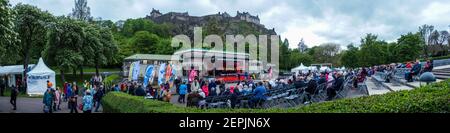 Herz und Seele Veranstaltung von Church of Scotland, Princes Street Gardens, Edinburgh - Bilder von der Veranstaltung 2019. Ross Bandstand und Edinburgh Castle dahinter Stockfoto