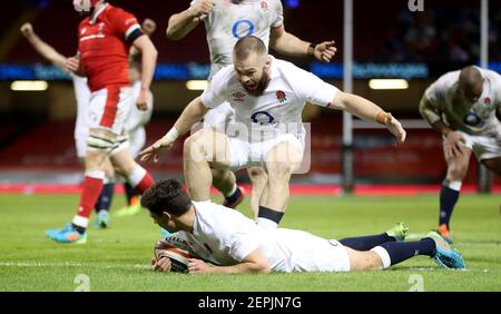 Der Engländer Luke Cowan-Dickie feiert mit Ben Youngs, nachdem Youngs beim Guinness Six Nations-Spiel im Fürstentum Stadium in Cardiff den zweiten Versuch seiner Seite erzielt hat. Bilddatum: Samstag, 27. Februar 2021. Siehe PA Story RUGBYU Wales. Bildnachweis sollte lauten: David Davies/PA Wire. EINSCHRÄNKUNGEN: Nutzung unterliegt Einschränkungen. Nur redaktionelle Verwendung, keine kommerzielle Nutzung ohne vorherige Zustimmung des Rechteinhabers. Stockfoto