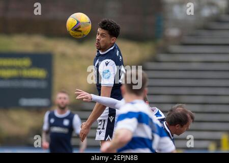 Cappielow Park, Greenock, Inverclyde, Großbritannien. Februar 2021, 27th. Scottish Championship Football, Greenock Morton gegen Dundee FC; Osman Sow von Dundee dominiert in der Luft Credit: Action Plus Sports/Alamy Live News Stockfoto