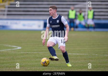 Cappielow Park, Greenock, Inverclyde, Großbritannien. Februar 2021, 27th. Scottish Championship Football, Greenock Morton gegen Dundee FC; Finlay Robertson von Dundee sucht einen Pass Credit: Action Plus Sports/Alamy Live News Stockfoto