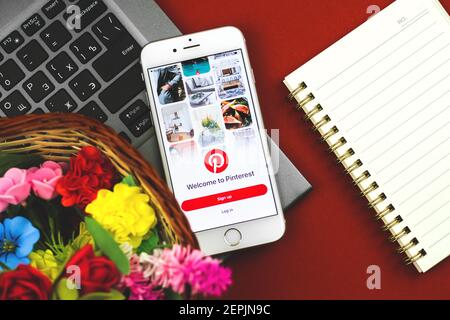 Charkov, Ukraine - 27. Februar 2021: Pinterest-Anwendung auf Apple Smartphone-Bildschirm, Titelseite der App, flach Lay Komposition Foto Stockfoto