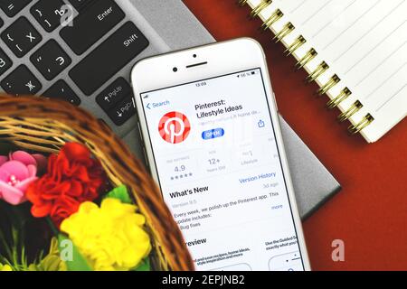 Kharkov, Ukraine - 27. Februar 2021: Pinterest Anwendung auf App Store, Apple iPhone Bildschirm, kreative flach Lay Komposition Foto Stockfoto