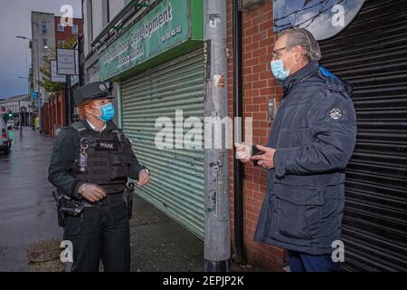 BELFAST, NORDIRLAND - Februar, 23 : Gerry Kelly Irischer republikanischer Politiker und ehemaliger Freiwilliger der Provisorischen Irischen Republikanischen Armee (IRA) . Stockfoto